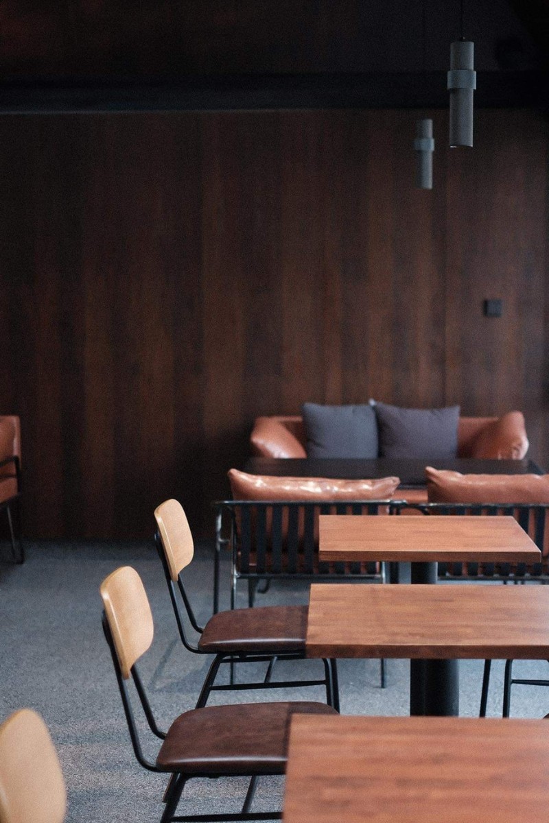โต๊ะไม้จริงทำสีวอลนัท จากไม้ยางพารา ที่ร้านAME Brewing Coffee