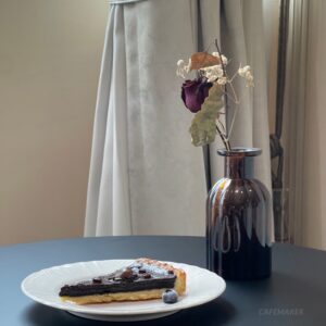 Sample setup of a black-top round table with round leg